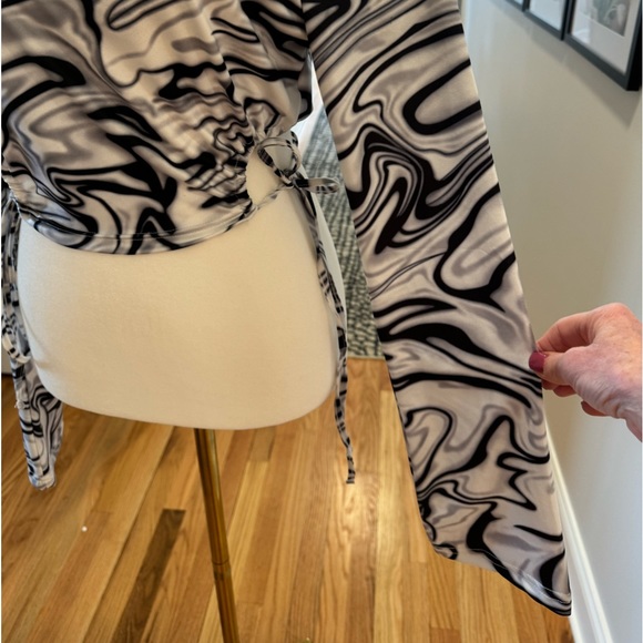 SHEIN Black/Gray Abstract Crop Top - Picture 3 of 8